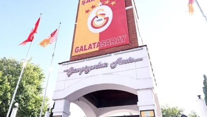 Büyükçekmece Şampiyonlar Anıtı'nda Galatasaray bayrağı göndere çekildi