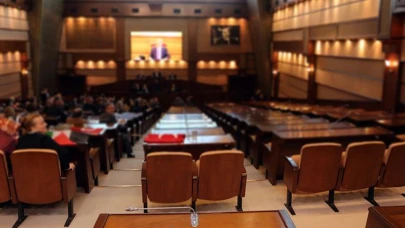 İBB Meclisi'nde tansiyon zirve yaptı: "Kimsin sen?" "Siz üç maymunu oynayın!"
