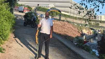 500 yıllık köprüye çıktı, yay ve okla pankart astı!