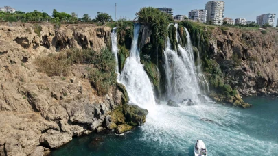 Düden Şelalesi'nde turist yoğunluğu