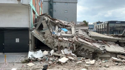 Avcılar’da kontrollü yıkım sırasında bina çöktü; yoldan geçenler son anda kurtuldu