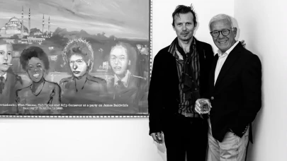 Üzerinde sanat eseri ile gelen sarışın ünlü kadın ve James Baldwin'le Bob Dylan arasına giren ikinci yeni şairii