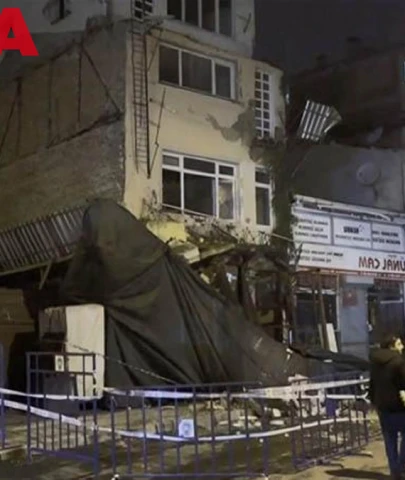Sarıyer'de Metruk Bina Balkonu Çöktü: Mahalle Sakinleri Korktu