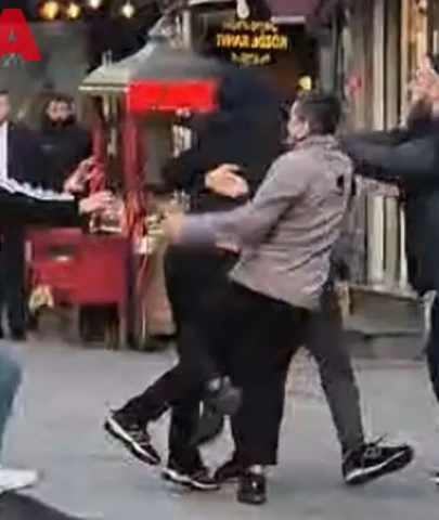 Eminönü'nde Büyüyen Tartışma Kavgaya Dönüştü