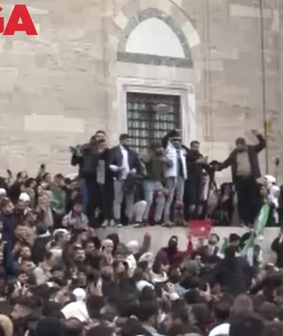 Fatih Camii’nde Suriyeliler, Esad Rejiminin Devrilmesini Kutladı