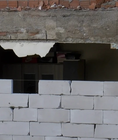 Bina yıkıldı bitişiğindeki ev duvarsız kaldı!