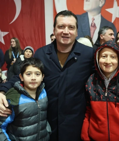 Silivri'de çocuklara buz pisti açıldı