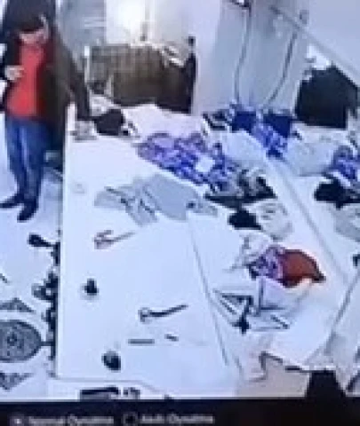 Önce çayını yudumladı sonra çaldı