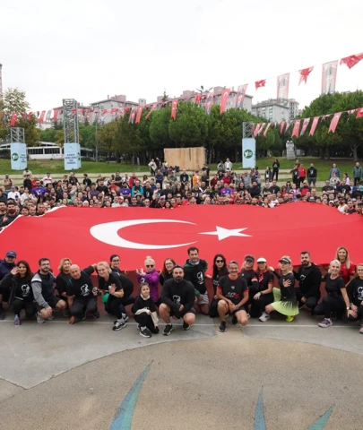 YÜZLERCE KİŞİ ATA’YA SAYGI İÇİN KOŞTU