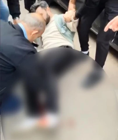 Broşür dağıtırken ayağından vuruldu!