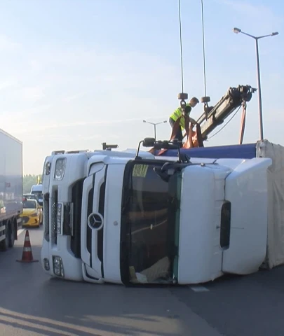 Hızını alamayan TIR devrildi
