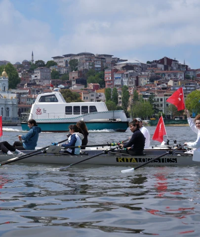 Beyoğlu'nda Haliç'in mavi sularında 19 Mayıs coşkusu
