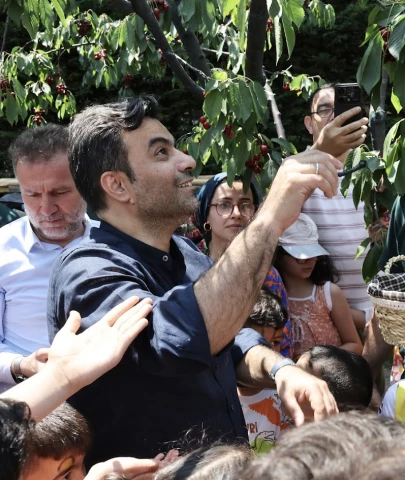 Bağcılar'da 13. Geleneksel Kiraz Festivali renkli görüntülere sahne oldu