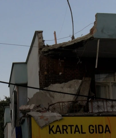 Küçükçekmece'de balkon çökmesi sonrası bina mühürlendi