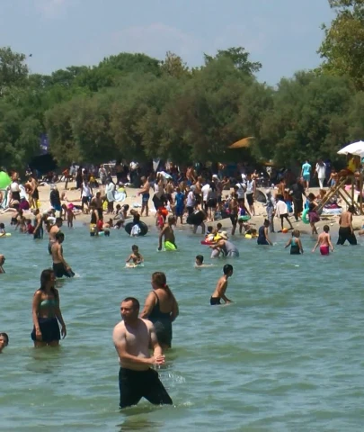 İstanbul'da sıcak hava yüzünden Menekşe Plajı'na yoğun ilgi
