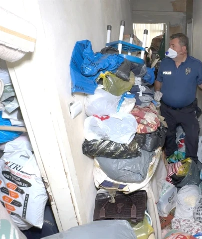 Avcılar'da çöp evden 12 kamyonet eşya çıkarıldı