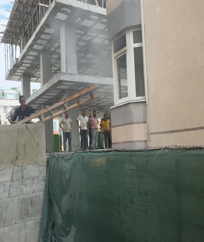 Yangına inşaat işçileri camı kırarak müdahale etti