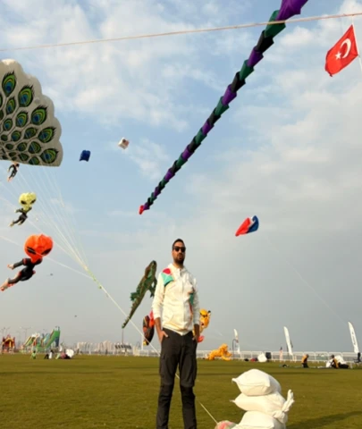 Dünya birincisi ‘Tavus kuşu’ uçurtmasını Katar semalarında Türk bayrağıyla uçurdu