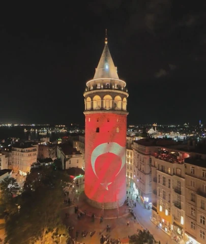 Galata Kulesi kırmızı beyaz