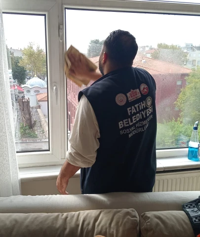Fatih’te yaşlılara evde temizlik ve kişisel bakım desteği