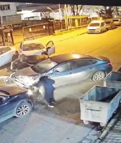 Küçükçekmece’de 5 aracın karıştığı zincirleme kaza kamerada