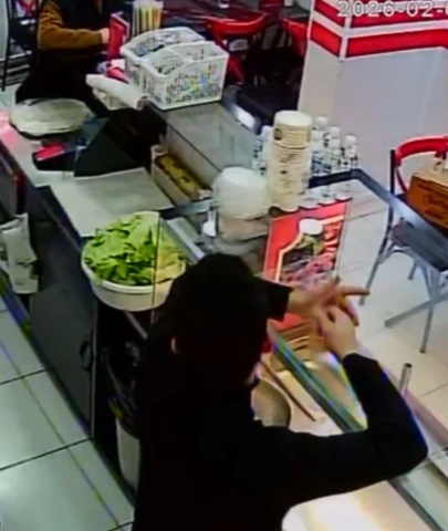 Beyoğlu'nda bir çiğ köfteciyi dolandırdılar