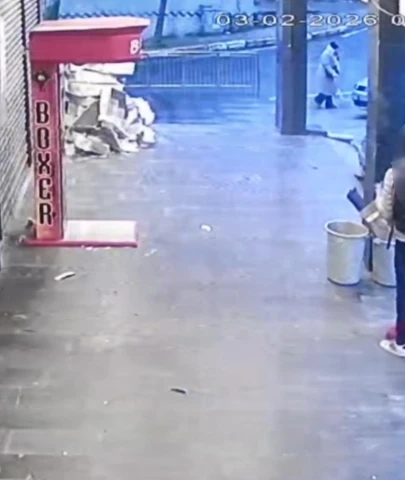 Beylikdüzü'nde iş yerinin önündeki Türk bayrağını indiren şüpheli yakalandı