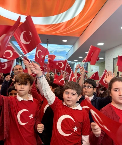 Öğrencilerden kırmızı beyaz açılış