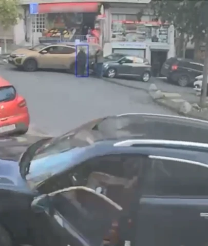 Kağıthane’de düştüğü araç üzerinden geçip duvara sıkıştırdı: Sinema gibi