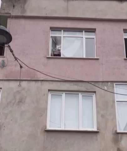 Esenler'de pencereye çıkıp tencere ve tavaya vuran kadın mahalleliyi bıktırdı