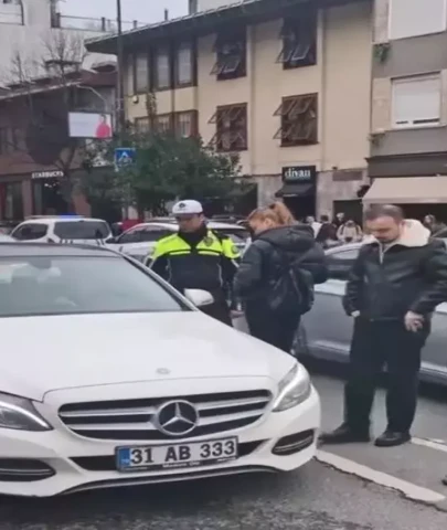 Bebek’te trafiği kapatıp aracında dans eden kadın gözaltına alındı; kaçarken yakalandı