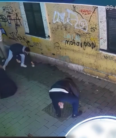 Beyoğlu’nda kadın turistin yere saçılan paralarını toplayan esnaf: Teşekkür bile etmedi saçını tarayıp gitti