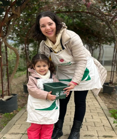 Yedikule Bahçe’de anne çocuk tohum ekiyor