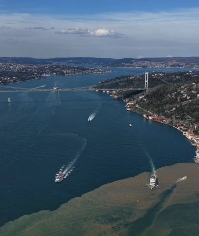 Sağanak sonrası İstanbul Boğazı’ndaki renk değişimi havadan görüntülendi