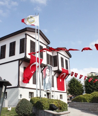 Atatürk evinin tabelası nerede?