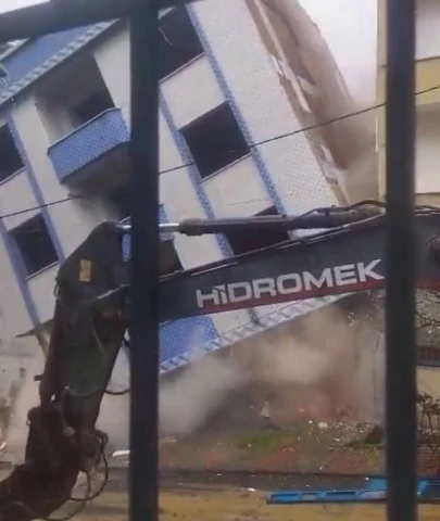 Sultangazi'de kentsel dönüşüm kapsamında apartman yıkıldı; yandaki binada hasar oluştu