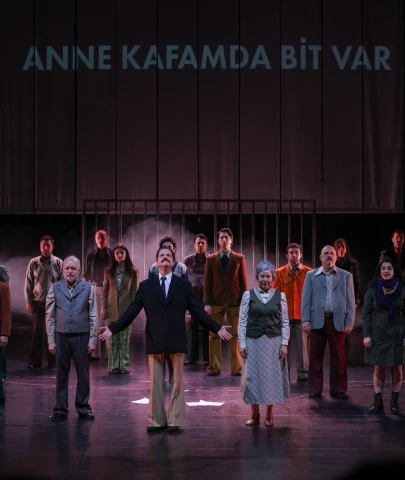 Tarık Akan sahnede yaşıyor!