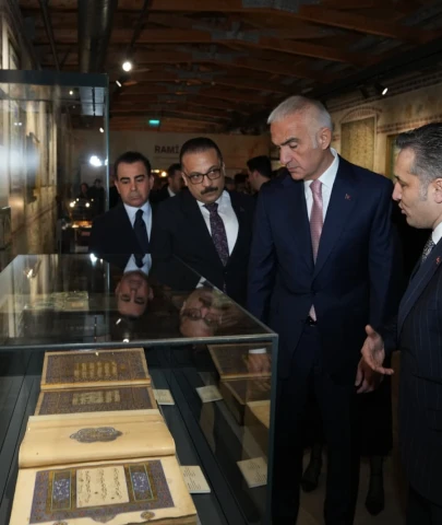 Çalınan iki iznik çinisi yıllar sonra yeniden Türkiye'de