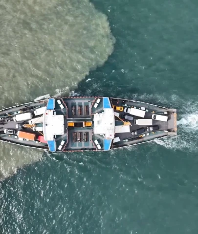 Yağış sonrası Haliç'in rengi kahverengiye döndü