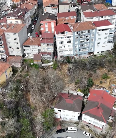 Sarıyer'de toprak kayması sonrası tahliye: "Göçebe hayatına döndük"
