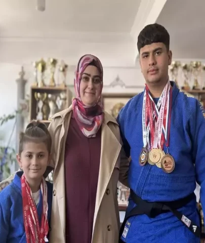 Annelerinin antrenmana götürmek için ehliyet aldığı judocu kardeşler, şampiyon oldu