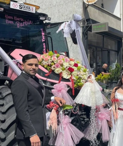 Sivas'tan İstanbul'a! Süslediği pembe traktörle gelini almaya gitti