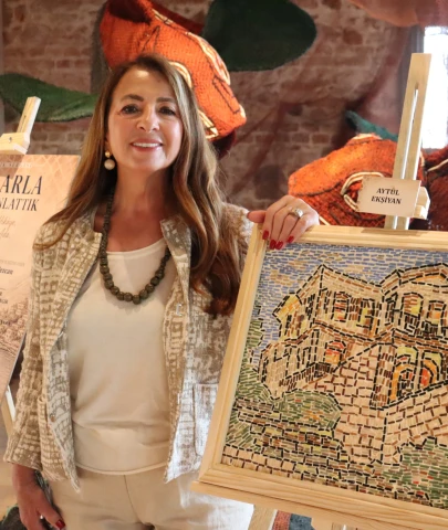 Taşlarla Ada'yı anlaattı