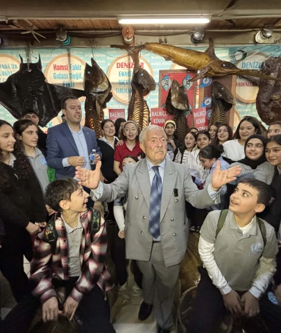 Balıkçı Kenan, balık yeme yarışması yaptı; gençlere ödül balık dağıttı