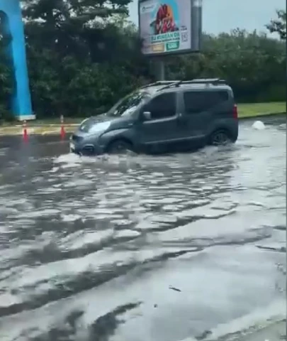 Kadıköy’de yağmur etkili oldu; yollar göle döndü