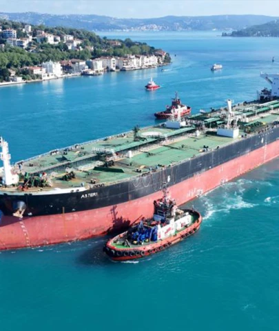 Boğaz'dan dev bir tanker geçti