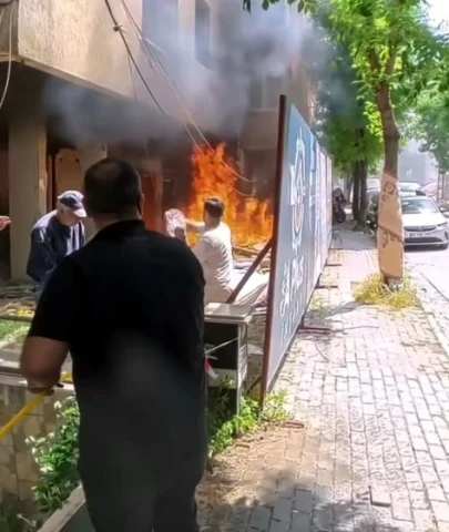 Avcılar’da yangına kepçeli müdahale