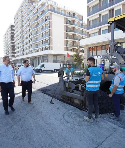 Beylikdüzü'nde yol bakım ve yenileme çalışmaları hız kesmeden sürüyor