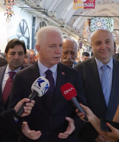İstanbul Valisi Davut Gül, Kapalıçarşı'da esnafla buluştu