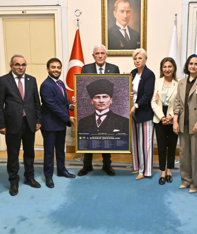 3 bin fotoğraf tek karede buluştu: Müsavat Dervişoğlu'na anlamlı Atatürk hediyesi